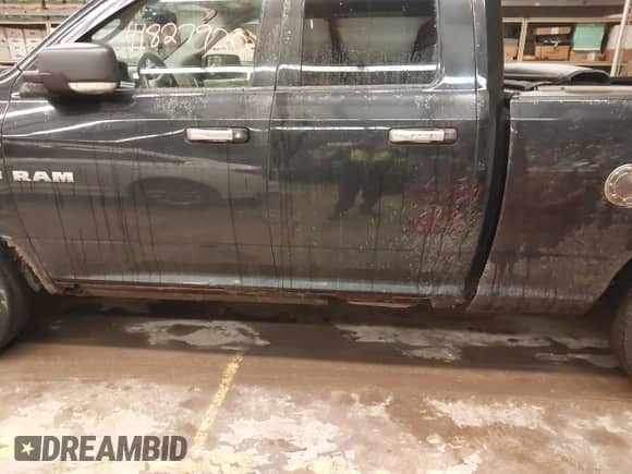 2009 Dodge 1500 SLT с VIN 1D3HV18T09S823240, выставлен на аукционе IAAI как лот 41827920 с пробегом 179 843 миль миль и . История ставок и продаж доступна на DreamBid. Изображение 17.