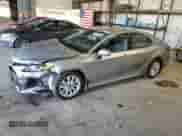 2023 Toyota Camry LE z VIN 4T1C11BK4PU104228, wystawiony jako Copart lot #86298635 z przebiegiem 135 420 mil mil oraz Szkoda całkowita • Salvage title. Historia ofert i sprzedaży dostępna na DreamBid. Obrazek 1.
