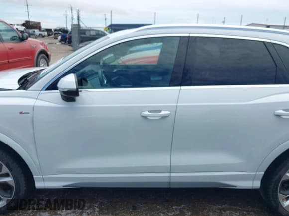 ✅ 2021 Audi Q3 S line Premium • VIN: WA1DECF30M1032463 • Lot: 42654103. Wystawiony na IAAI z przebiegiem 51 669 mil. Bezpłatny archiwum sprzedaży aukcyjnych z USA i szczegółowy raport historii pojazdu na DreamBid. Zdjęcie 14.