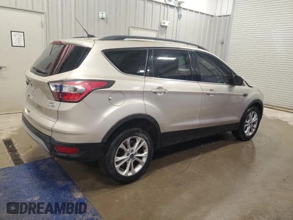 ✅ 2017 Ford Escape SE • VIN: 1FMCU9GD4HUA86783 • Lot: 89681645. Wystawiony na Copart z przebiegiem 132 467 mil. Bezpłatny archiwum sprzedaży aukcyjnych z USA i szczegółowy raport historii pojazdu na DreamBid. Zdjęcie 3.