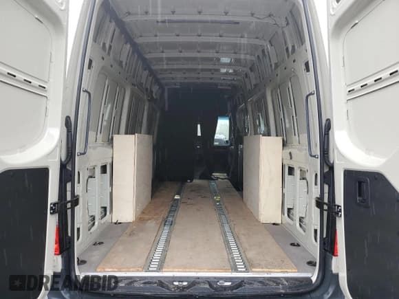 ✅ 2024 Mercedes-Benz Sprinter • VIN: W1Y4NDVY3RT190411 • Lot: 55569315. Wystawiony na Copart z przebiegiem Nie podano. Bezpłatny archiwum sprzedaży aukcyjnych z USA i szczegółowy raport historii pojazdu na DreamBid. Zdjęcie 10.