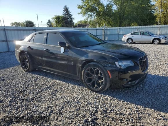 ✅ 2017 Chrysler 300 S Alloy Edition • VIN: 2C3CCABG5HH506374 • Lot: 69860615. Listed on Copart with 101,613 mi. Free auction sales archive from the USA and detailed vehicle history report at DreamBid. Image 4.