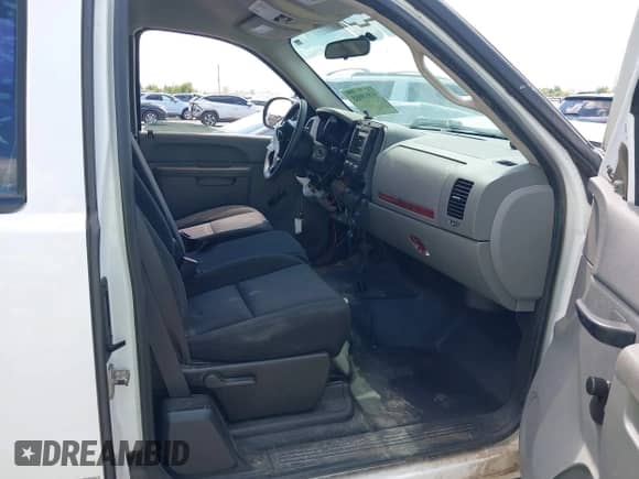 2010 Chevrolet Silverado 1500 Work Truck z VIN 1GCSCPEX3AZ198388, wystawiony jako IAAI lot #43311763 z przebiegiem 196 129 mil mil oraz . Historia ofert i sprzedaży dostępna na DreamBid. Obrazek 5.