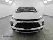 2024 Chevrolet Blazer LT z VIN 3GNKBJR44RS195547, wystawiony jako Copart lot #43275205 z przebiegiem 25 318 mil mil oraz Czysty tytuł • Clean title. Historia ofert i sprzedaży dostępna na DreamBid. Obrazek 5.