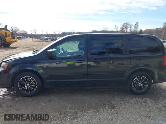 ✅ 2017 Dodge Grand Caravan SE • VIN: 2C4RDGBG4HR819285 • Lot: 43683330. Listed on IAAI with 301,081 mi. Free auction sales archive from the USA and detailed vehicle history report at DreamBid. Image 15.