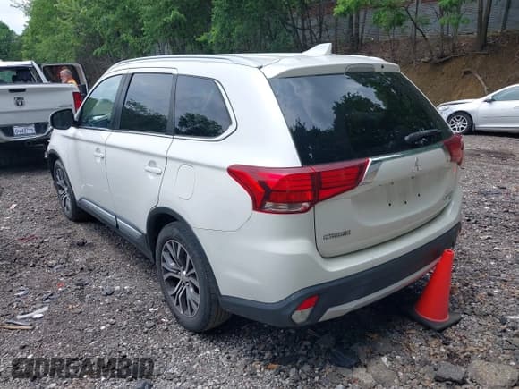 ✅ 2018 Mitsubishi Outlander ES • VIN: JA4AZ3A35JZ049366 • Lot: 42465394. Listed on IAAI with 118,991 mi. Free auction sales archive from the USA and detailed vehicle history report at DreamBid. Image 3.