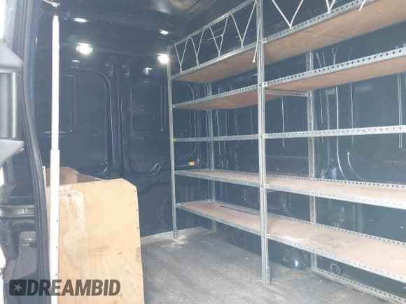 ✅ 2019 Ford Transit • VIN: 1FTYE1CM9KKA48967 • Lot: 41737039. Wystawiony na IAAI z przebiegiem 153 445 mil. Bezpłatny archiwum sprzedaży aukcyjnych z USA i szczegółowy raport historii pojazdu na DreamBid. Zdjęcie 8.