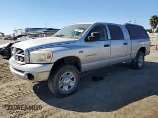 2007 Dodge 1500 SLT z VIN 3D7KS19D07G731926, wystawiony jako Copart lot #72220424 z przebiegiem 208 968 mil mil oraz Szkoda całkowita • Salvage title. Historia ofert i sprzedaży dostępna na DreamBid. Obrazek 1.