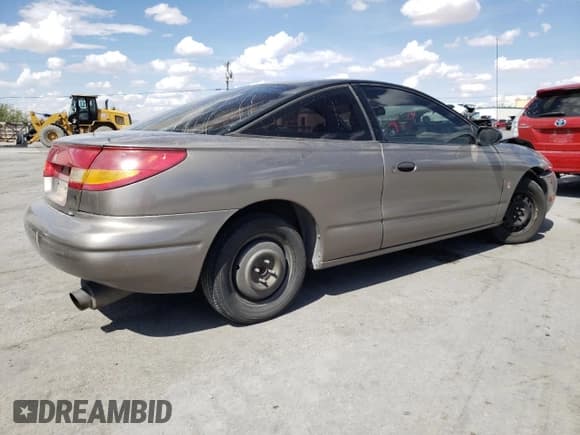 ✅ 1999 Saturn SC • VIN: 1G8ZN1288XZ310351 • Лот: 76677414. Опубликован ранее на Copart с пробегом Не указан. Бесплатный доступ к архиву аукционных продаж из США и подробный отчёт об истории автомобиля на DreamBid. Изображение 3.