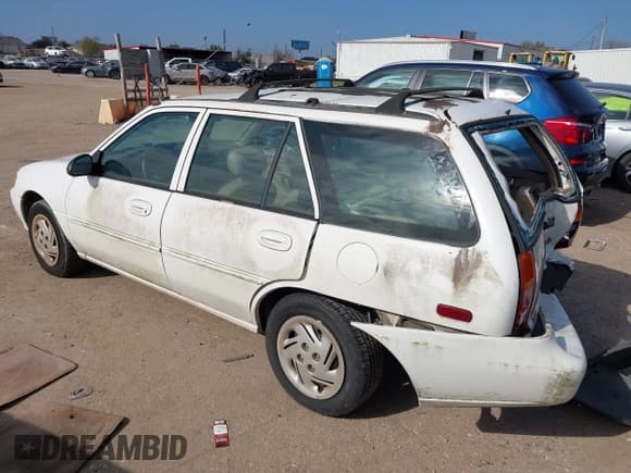 ✅ 1998 Ford Escort SE • VIN: 3FAFP15P1WR237676 • Lot: 41238541. Wystawiony na IAAI z przebiegiem 77 139 mil. Bezpłatny archiwum sprzedaży aukcyjnych z USA i szczegółowy raport historii pojazdu na DreamBid. Zdjęcie 3.