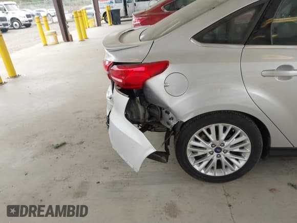 ✅ 2017 Ford Focus Titanium • VIN: 1FADP3J29HL329410 • Lot: 42493519. Listed on IAAI with 22,639 mi. Free auction sales archive from the USA and detailed vehicle history report at DreamBid. Image 6.