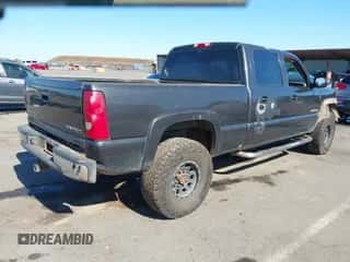 2003 Chevrolet Silverado 2500HD LS z VIN 1GCHK23U73F167710, wystawiony jako IAAI lot #43496838 z przebiegiem 270 504 mil mil oraz . Historia ofert i sprzedaży dostępna na DreamBid. Obrazek 4.