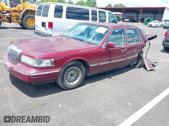 ✅ 1996 Lincoln Town Car Executive • VIN: 1LNLM81W9TY675060 • Lot: 42394018. Listed on IAAI with Not provided. Free auction sales archive from the USA and detailed vehicle history report at DreamBid. Image 2.