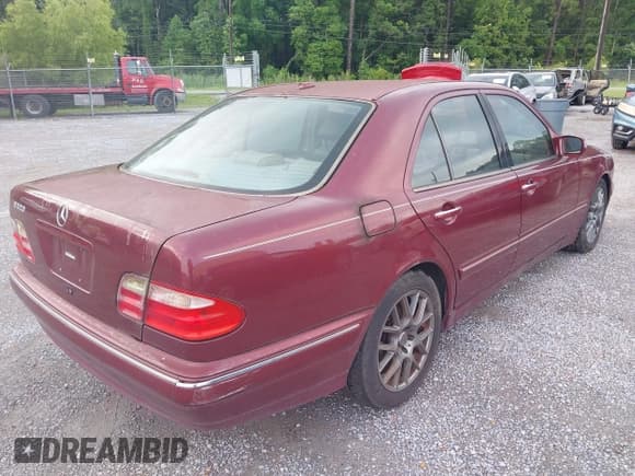 ✅ 2000 Mercedes-Benz E 320 • VIN: WDBJF65J3YA981405 • Лот: 42357571. Опубликован ранее на IAAI с пробегом 216 237 миль. Бесплатный доступ к архиву аукционных продаж из США и подробный отчёт об истории автомобиля на DreamBid. Изображение 4.