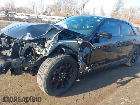 ✅ 2016 Chrysler 300 S • VIN: 2C3CCAGG0GH191555 • Lot: 42010604. Wystawiony na IAAI z przebiegiem 74 343 mil. Bezpłatny archiwum sprzedaży aukcyjnych z USA i szczegółowy raport historii pojazdu na DreamBid. Zdjęcie 18.