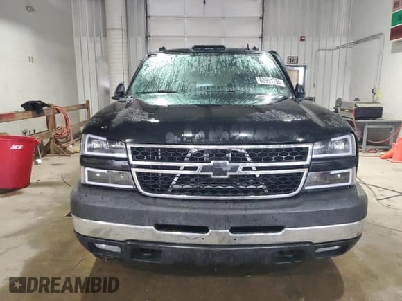 ✅ 2006 Chevrolet Silverado 2500HD LT2 • VIN: 1GCHK23U16F175953 • Lot: 83951755. Wystawiony na Copart z przebiegiem 180 509 mil. Bezpłatny archiwum sprzedaży aukcyjnych z USA i szczegółowy raport historii pojazdu na DreamBid. Zdjęcie 5.