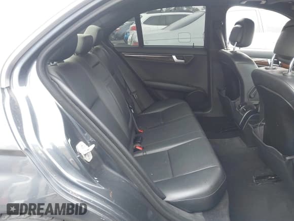 ✅ 2014 Mercedes-Benz C 250 Sport • VIN: WDDGF4HB4EG254230 • Lot: 42865949. Wystawiony na IAAI z przebiegiem 133 717 mil. Bezpłatny archiwum sprzedaży aukcyjnych z USA i szczegółowy raport historii pojazdu na DreamBid. Zdjęcie 8.