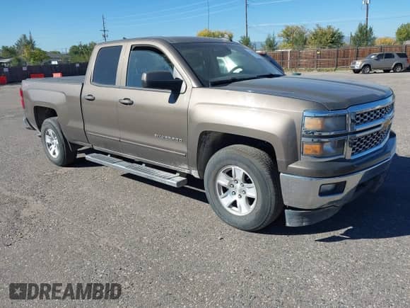 2015 Chevrolet Silverado 1500 LT z VIN 1GCVKREH4FZ272252, wystawiony jako IAAI lot #43392960 z przebiegiem 204 810 mil mil oraz . Historia ofert i sprzedaży dostępna na DreamBid. Obrazek 1.