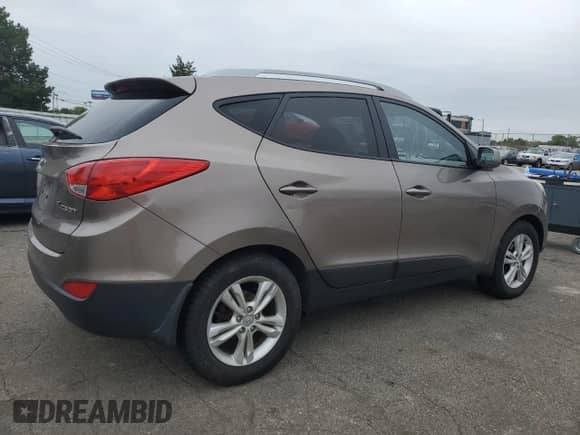 ✅ 2011 Hyundai Tucson GLS • VIN: KM8JU3AC7BU171936 • Лот: 82522355. Опубликован ранее на Copart с пробегом 327 309 миль. Бесплатный доступ к архиву аукционных продаж из США и подробный отчёт об истории автомобиля на DreamBid. Изображение 3.