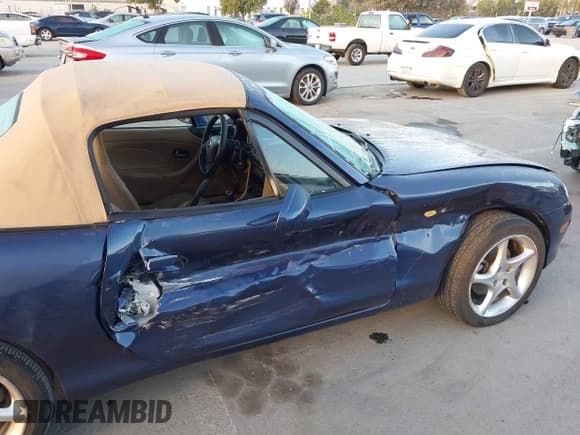 ✅ 2001 Mazda MX-5 Miata • VIN: JM1NB353610206770 • Lot: 43764003. Listed on IAAI with 84,041 mi. Free auction sales archive from the USA and detailed vehicle history report at DreamBid. Image 6.