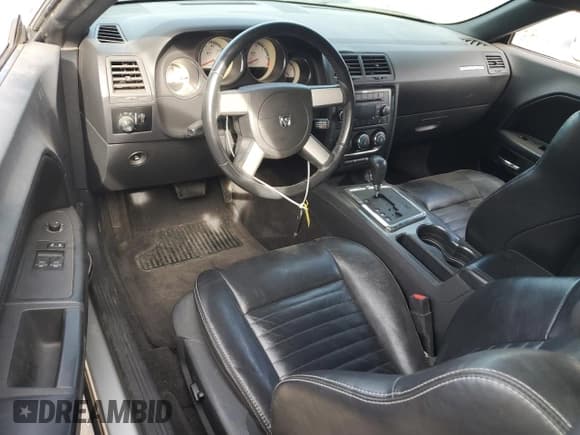 ✅ 2010 Dodge Challenger SE • VIN: 2B3CJ4DVXAH219814 • Lot: 42195015. Wystawiony na Copart z przebiegiem Nie podano. Bezpłatny archiwum sprzedaży aukcyjnych z USA i szczegółowy raport historii pojazdu na DreamBid. Zdjęcie 8.