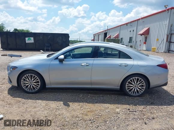 ✅ 2025 Mercedes-Benz CLA 250 • VIN: W1K5J4HB3SN519913 • Лот: 42520142. Опубликован ранее на IAAI с пробегом 23 439 миль. Бесплатный доступ к архиву аукционных продаж из США и подробный отчёт об истории автомобиля на DreamBid. Изображение 15.