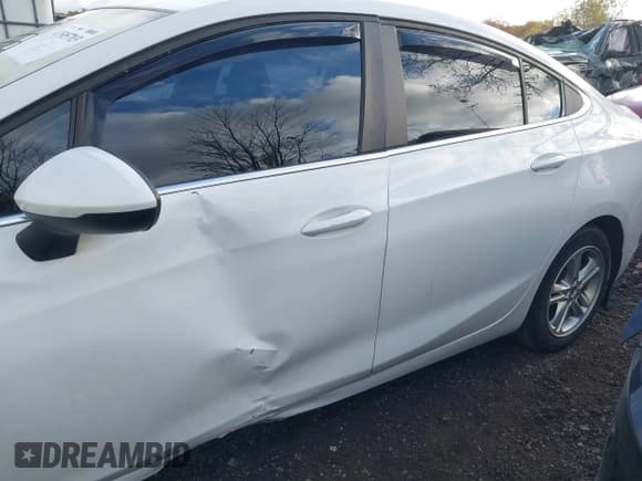 ✅ 2017 Chevrolet Cruze LT • VIN: 1G1BE5SM8H7281628 • Lot: 43505703. Listed on IAAI with 90,462 mi. Free auction sales archive from the USA and detailed vehicle history report at DreamBid. Image 14.