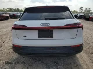 ✅ 2024 Audi Q8 e-tron Premium Plus • VIN: WA15AAGE8RB017425 • Lot: 66139974. Wystawiony na Copart z przebiegiem Nie podano. Bezpłatny archiwum sprzedaży aukcyjnych z USA i szczegółowy raport historii pojazdu na DreamBid. Zdjęcie 6.