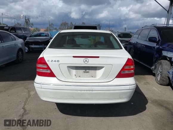 ✅ 2004 Mercedes-Benz C 240 • VIN: WDBRF61JX4A628520 • Lot: 41788831. Wystawiony na IAAI z przebiegiem 201 151 mil. Bezpłatny archiwum sprzedaży aukcyjnych z USA i szczegółowy raport historii pojazdu na DreamBid. Zdjęcie 16.