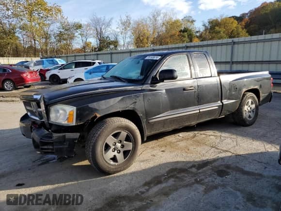 2005 Dodge Dakota SLT z VIN 1D7HW42N35S333070, wystawiony jako Copart lot #76163674 z przebiegiem 137 213 mil mil oraz Szkoda całkowita • Salvage title. Historia ofert i sprzedaży dostępna na DreamBid. Obrazek 1.