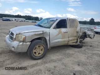 2005 Dodge Dakota SLT z VIN 1D7HW48K85S226691, wystawiony jako Copart lot #59007185 z przebiegiem Nie podano mil oraz Czysty tytuł • Clean title. Historia ofert i sprzedaży dostępna na DreamBid. Obrazek 1.