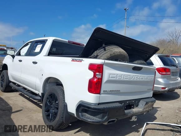 ✅ 2023 Chevrolet Silverado 1500 Custom Trail Boss • VIN: 3GCUDCED2PG362999 • Lot: 41870239. Wystawiony na IAAI z przebiegiem Nie podano. Bezpłatny archiwum sprzedaży aukcyjnych z USA i szczegółowy raport historii pojazdu na DreamBid. Zdjęcie 3.