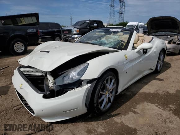 ✅ 2014 Ferrari California • VIN: ZFF65TJA4E0197655 • Lot: 55427062. Wystawiony na Copart z przebiegiem Nie podano. Bezpłatny archiwum sprzedaży aukcyjnych z USA i szczegółowy raport historii pojazdu na DreamBid. Zdjęcie 2.