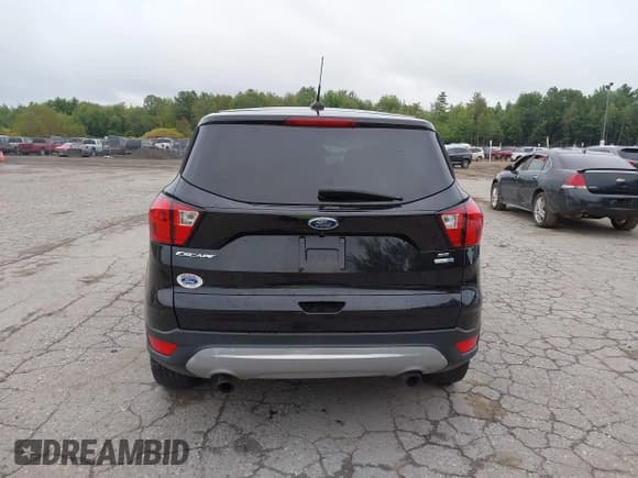 ✅ 2019 Ford Escape SE • VIN: 1FMCU9GD7KUB83970 • Lot: 43158648. Wystawiony na IAAI z przebiegiem 62 216 mil. Bezpłatny archiwum sprzedaży aukcyjnych z USA i szczegółowy raport historii pojazdu na DreamBid. Zdjęcie 16.