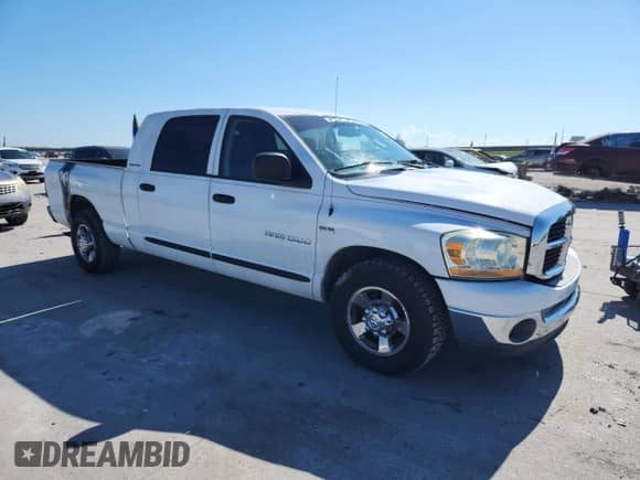 2006 Dodge 1500 SLT z VIN 3D7KR19D76G202595, wystawiony jako Copart lot #84990065 z przebiegiem 119 840 mil mil oraz Szkoda całkowita • Salvage title. Historia ofert i sprzedaży dostępna na DreamBid. Obrazek 4.