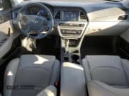 ✅ 2017 Hyundai Sonata Sport • VIN: 5NPE34AF9HH582931 • Lot: 90838595. Wystawiony na Copart z przebiegiem 70 576 mil. Bezpłatny archiwum sprzedaży aukcyjnych z USA i szczegółowy raport historii pojazdu na DreamBid. Zdjęcie 8.