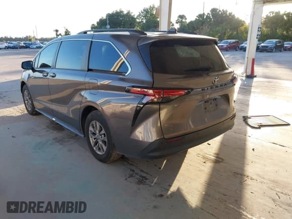✅ 2022 Toyota Sienna XLE • VIN: 5TDYRKEC9NS131147 • Lot: 43625525. Listed on IAAI with 61,310 mi. Free auction sales archive from the USA and detailed vehicle history report at DreamBid. Image 3.