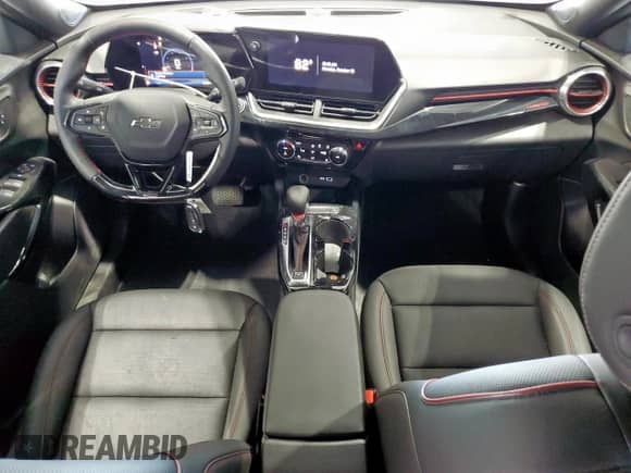 2025 Chevrolet Trax 2RS z VIN KL77LJEP7SC278071, wystawiony jako Copart lot #86181155 z przebiegiem 1 418 mil mil oraz Czysty tytuł • Clean title. Historia ofert i sprzedaży dostępna na DreamBid. Obrazek 8.