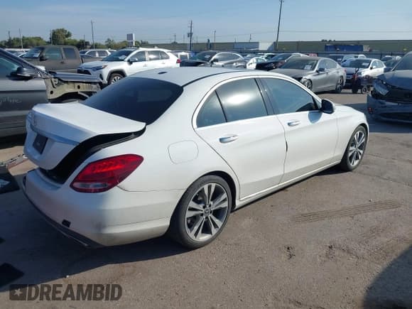 ✅ 2018 Mercedes-Benz C 300 • VIN: 55SWF4JB8JU259952 • Lot: 43535990. Wystawiony na IAAI z przebiegiem 135 066 mil. Bezpłatny archiwum sprzedaży aukcyjnych z USA i szczegółowy raport historii pojazdu na DreamBid. Zdjęcie 4.