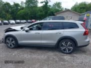 ✅ 2025 Volvo V60 Plus • VIN: YV4L12WK4S2149577 • Лот: 42540412. Опубликован ранее на IAAI с пробегом 967 миль. Бесплатный доступ к архиву аукционных продаж из США и подробный отчёт об истории автомобиля на DreamBid. Изображение 15.