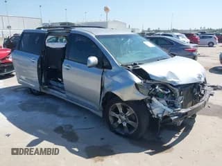 ✅ 2015 Toyota Sienna SE • VIN: 5TDXK3DC7FS684341 • Lot: 41959077. Wystawiony na IAAI z przebiegiem 154 377 mil. Bezpłatny archiwum sprzedaży aukcyjnych z USA i szczegółowy raport historii pojazdu na DreamBid. Zdjęcie 1.