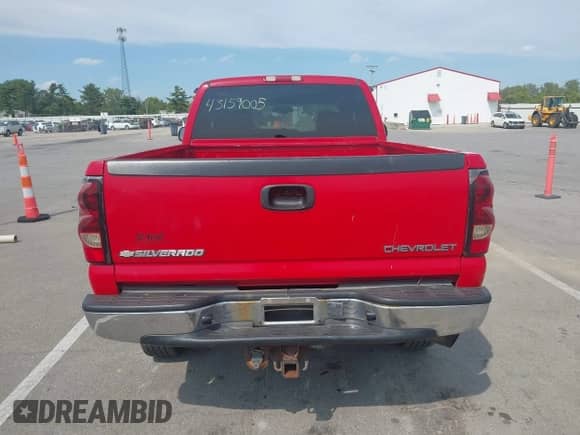 2005 Chevrolet Silverado 2500HD LS с VIN 1GCHK29U35E147891, выставлен на аукционе IAAI как лот 43159005 с пробегом 243 335 миль миль и . История ставок и продаж доступна на DreamBid. Изображение 16.