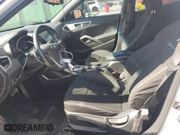 ✅ 2017 Hyundai Veloster Value Edition • VIN: KMHTC6AD0HU322355 • Lot: 84377585. Wystawiony na Copart z przebiegiem 91 618 mil mil. Skorzystaj z bezpłatnego archiwum sprzedaży aukcyjnych z USA i zobacz szczegółowy raport historii pojazdu na DreamBid. Zdjęcie 7.