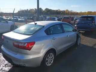 ✅ 2017 Kia Rio LX • VIN: KNADM4A34H6057216 • Lot: 43595271. Wystawiony na IAAI z przebiegiem 92 388 mil. Bezpłatny archiwum sprzedaży aukcyjnych z USA i szczegółowy raport historii pojazdu na DreamBid. Zdjęcie 4.