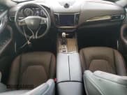 ✅ 2023 Maserati Levante GT • VIN: ZN661XUAXPX428676 • Lot: 64200844. Wystawiony na Copart z przebiegiem 6 919 mil. Bezpłatny archiwum sprzedaży aukcyjnych z USA i szczegółowy raport historii pojazdu na DreamBid. Zdjęcie 8.