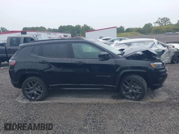 ✅ 2024 Jeep Compass Limited • VIN: 3C4NJDCN1RT116423 • Lot: 43223073. Wystawiony na IAAI z przebiegiem 14 126 mil. Bezpłatny archiwum sprzedaży aukcyjnych z USA i szczegółowy raport historii pojazdu na DreamBid. Zdjęcie 13.