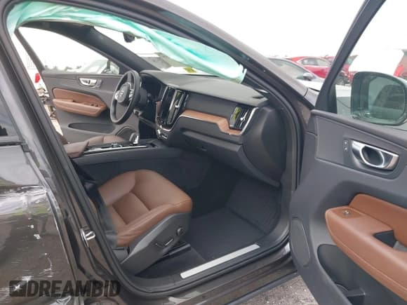 ✅ 2024 Volvo XC60 Plus Dark Theme • VIN: YV4L12RL9R1791846 • Lot: 42072459. Wystawiony na IAAI z przebiegiem 13 188 mil. Bezpłatny archiwum sprzedaży aukcyjnych z USA i szczegółowy raport historii pojazdu na DreamBid. Zdjęcie 5.