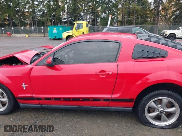 ✅ 2006 Ford Mustang Standard • VIN: 1ZVHT80N765200032 • Lot: 43722050. Listed on IAAI with 104,988 mi. Free auction sales archive from the USA and detailed vehicle history report at DreamBid. Image 14.