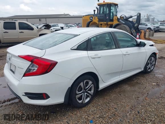 ✅ 2018 Honda Civic LX • VIN: 2HGFC2F58JH582198 • Lot: 43311031. Wystawiony na IAAI z przebiegiem 85 909 mil. Bezpłatny archiwum sprzedaży aukcyjnych z USA i szczegółowy raport historii pojazdu na DreamBid. Zdjęcie 4.