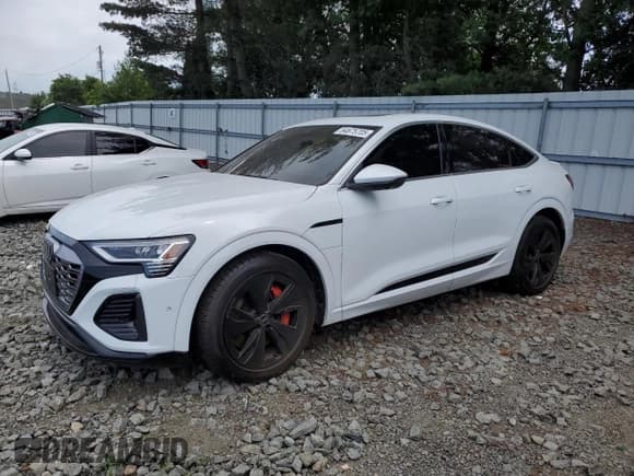 ✅ 2024 Audi Q8 e-tron Sportback S line Premium Plus • VIN: WA1CAAGE3RB007845 • Lot: 64675705. Wystawiony na Copart z przebiegiem 21 486 mil. Bezpłatny archiwum sprzedaży aukcyjnych z USA i szczegółowy raport historii pojazdu na DreamBid. Zdjęcie 1.